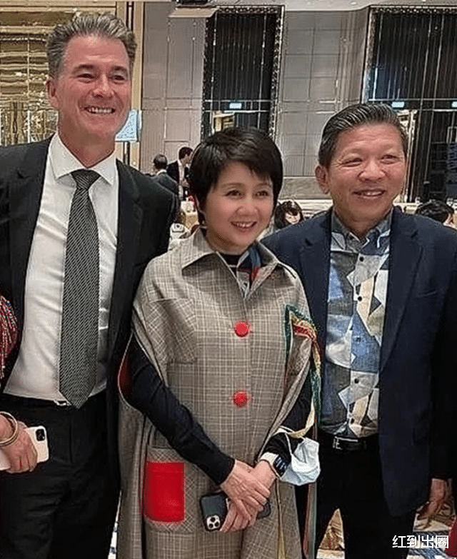 梁安琪|赌王四太梁安琪现身高级晚宴，气色红润状态佳，被两位男士围在中间