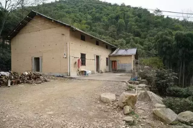 设计师回到乡村,花费480天将猪圈改造成别墅,躺在那就不想起!