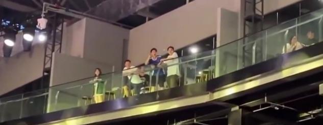 奶球妈咪聊|何猷君疑与女孩发生激烈争吵，遭挑衅骂是私生子，双方场面紧张