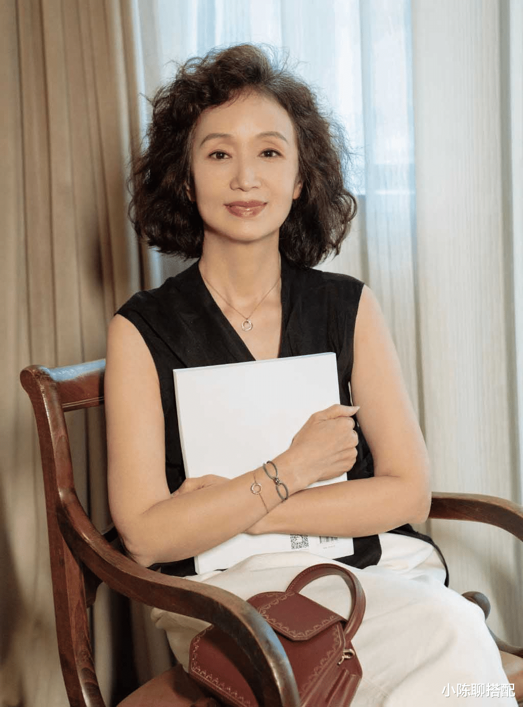 小陈聊搭配|上了年纪的女人，头发长度这样剪刚刚好，年轻10岁还气质时髦