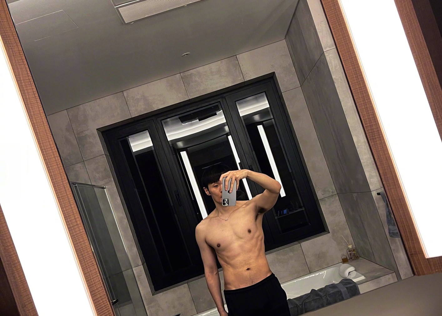 李荣浩|李荣浩晒照秀肌肉,被粉丝提醒注意腋下管理,赶紧和杨丞琳生孩子