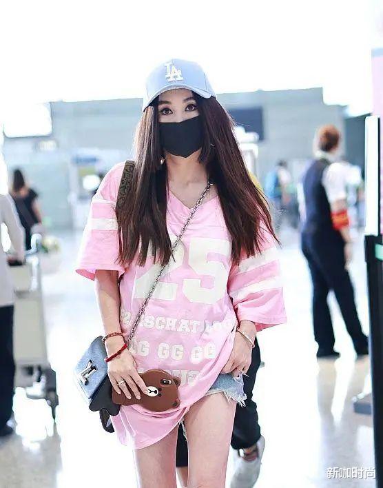 新咖时尚|温碧霞一把年纪还扮嫩，粉色T恤搭超短牛仔裤，54岁像24岁！