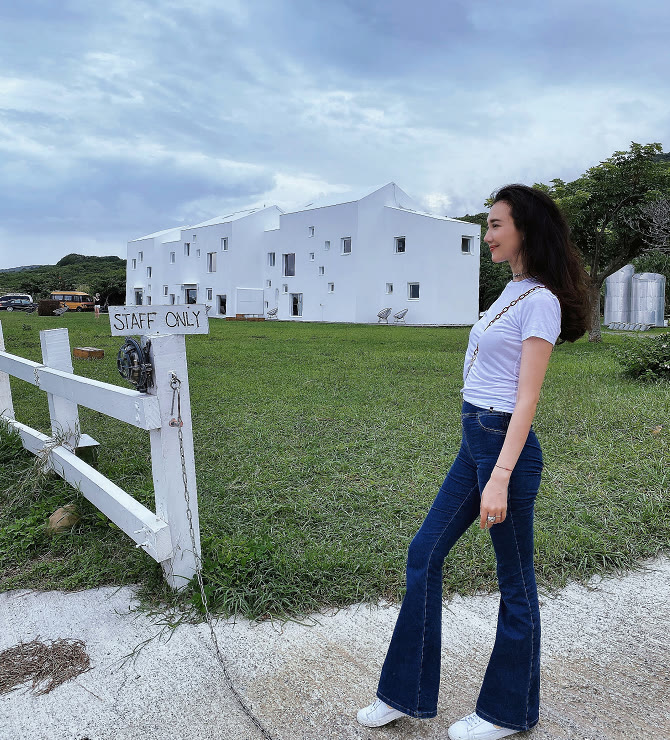 闲鱼有话说 朱孝天老婆罕露面，穿T恤配百褶裙好娇俏，赖在老公怀里撒娇真甜