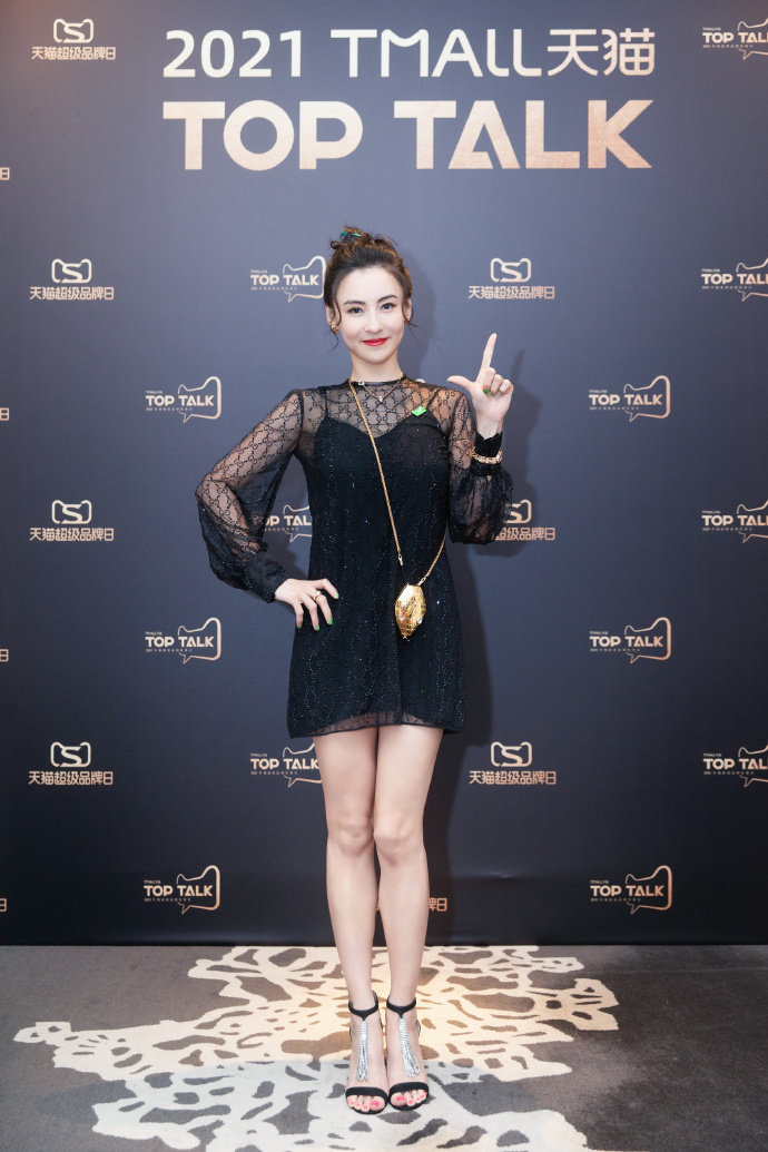 张柏芝|张柏芝真大胆，选蕾丝的黑裙还不够，还要挑透视的