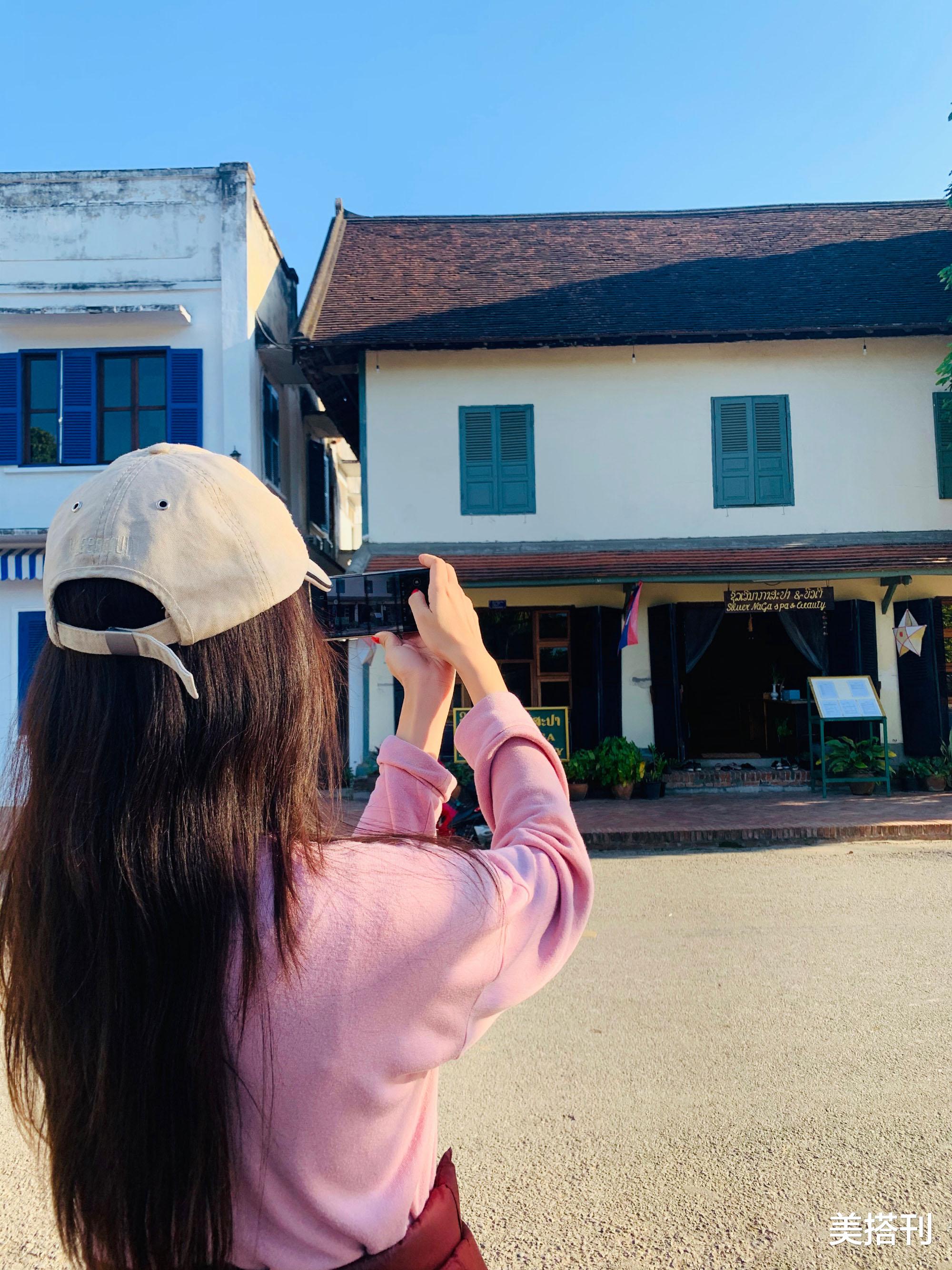 美搭刊|豪门阔太胡静好朴素，米色开衫搭牛仔裤优雅知性，看不出一点壕气