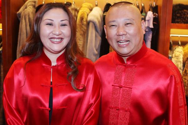 孙越|相声演员孙越的妻子，被网友调侃是带了假发的岳云鹏，福气满满的