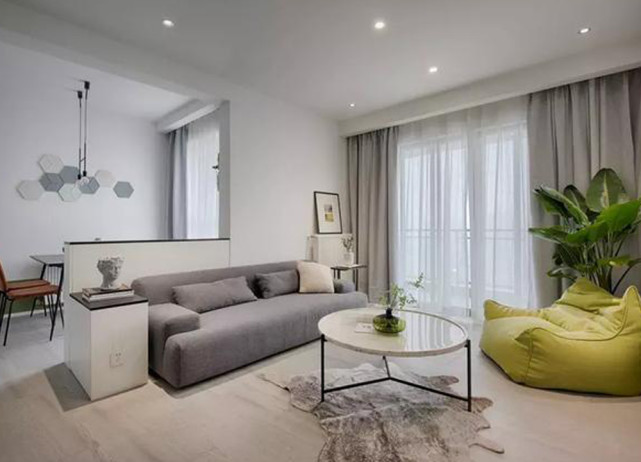 74平简约二居室卫生间采用干湿分离的设计，空间清新又自然