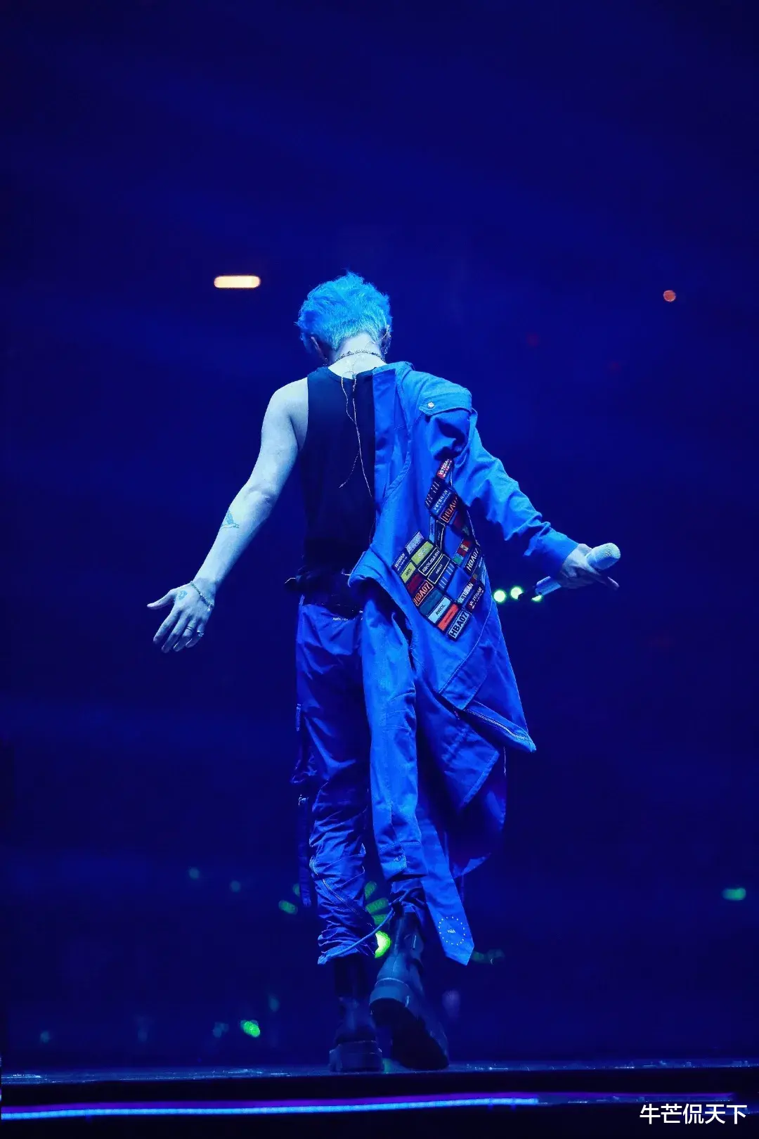 演唱会|蔡徐坤「演唱会造型」火了！3000万网友笑了：你终于赢了吴亦凡...