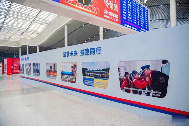 金鹰955电台 长沙南站年味列车再次“进站上车”，“扶好坐稳”爱心暖心高铁