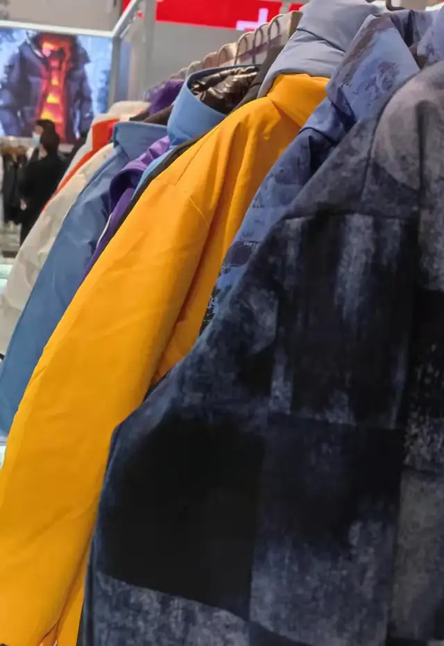 |羽绒服比iPhone还贵，谁是涨价的“幕后推手”？