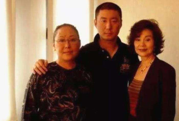 斯琴高娃|斯琴高娃：三婚嫁音乐家，跟儿子一起照顾瘫痪前夫，做不成夫妻做亲人