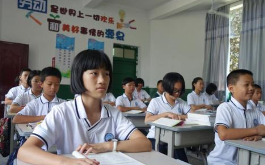 发型|学校要求学生统一发型，标准发型惹争议，女学生哭着说：太丑了