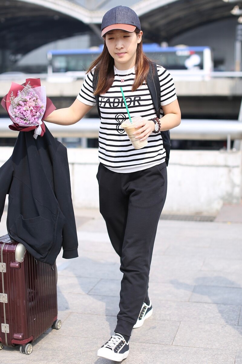 大表姐的时尚圈|刘诗雯日常造型很养眼，条纹T恤+运动裤舒适时髦，这样穿甜美可爱