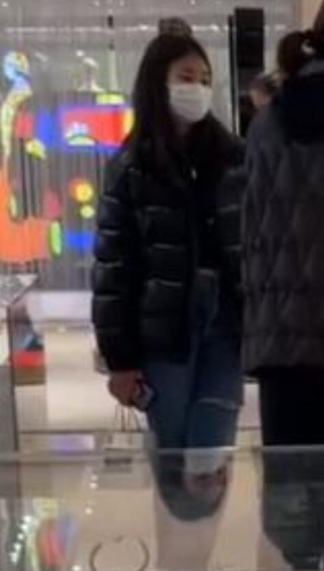 那英|那英带女儿伦敦逛街豪购态度有点凶，14岁女儿安静乖巧五官像爸爸