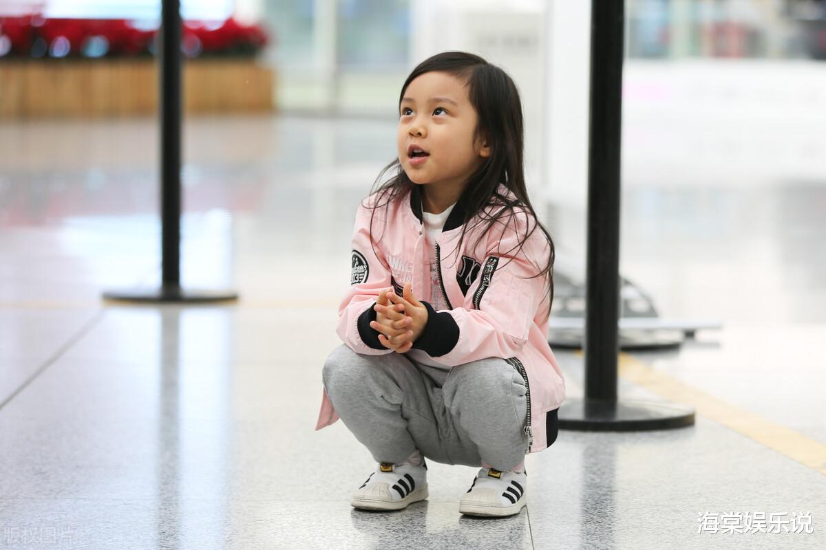 贾云馨|甜馨在学校音乐会上大放异彩！9岁弹奏高难度乐曲，李小璐好骄傲