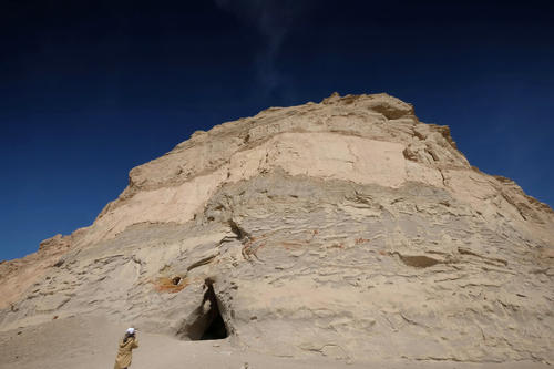 外星人 青海外星人遗址:这根铁管到底是如何插下去的呢?