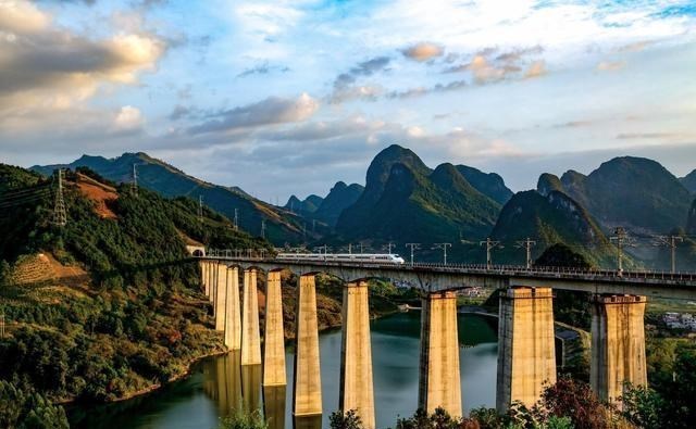 小薯的旅行世界 贵州第一条高铁,沿线经238个隧道和510座桥,堪称国内超级铁路