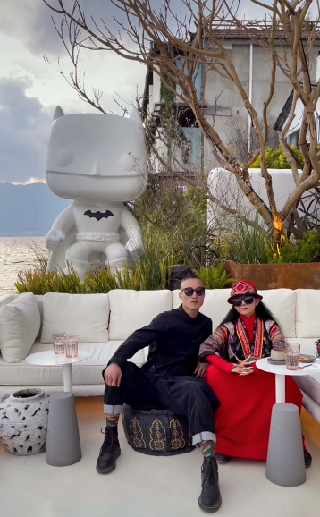 杨丽萍|杨丽萍与男徒弟同框亲昵，豪宅庭院极阔气，网友：人老有小男人陪