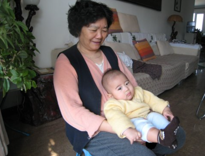 菁妈育儿|从小“把尿”和“用尿不湿”的孩子,长大上学后,三个方面差距大