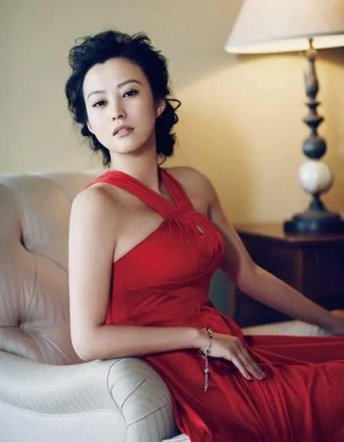 郝蕾|43岁郝蕾一改往日低调穿着，丰腴微胖身材充满别样性感妩媚，网友：女人味十足