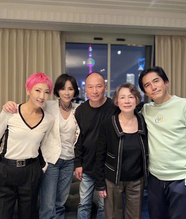 梁朝伟|梁朝伟现身刘嘉玲生日宴，被美女搂着贴脸合影，表情既痛苦又尴尬