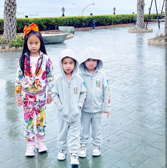 关颖|豪门千金关颖带仨孩子游海洋馆，俩儿子在房车蹦跳，大女儿太可爱