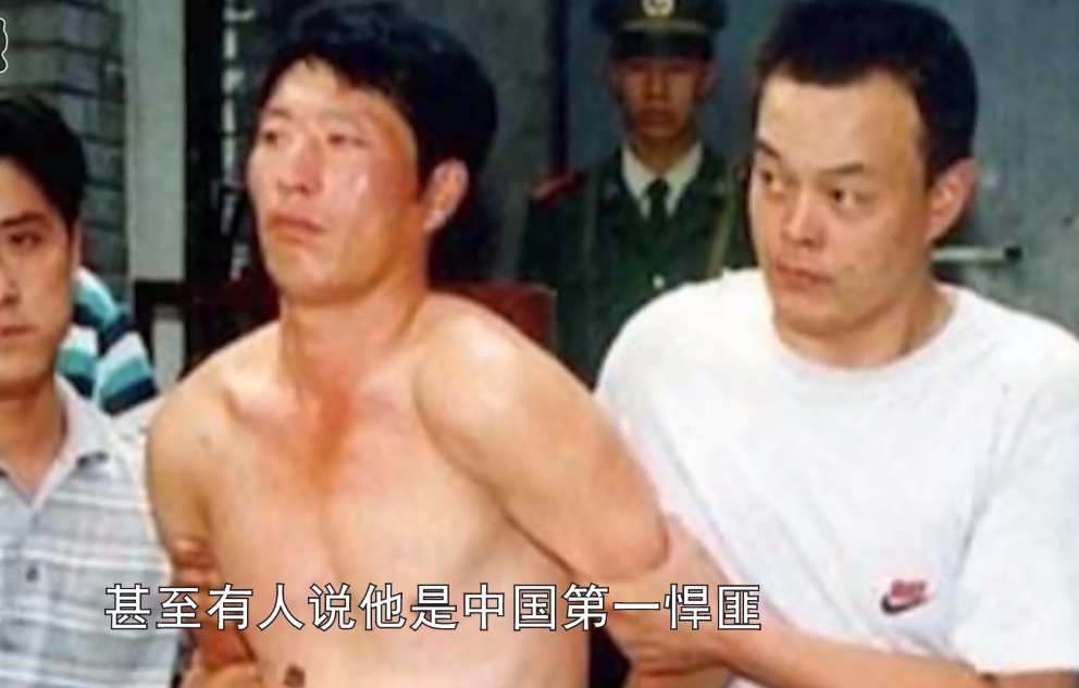 魔城一评 京城头号悍匪，枪杀军民15人，因不想当母亲面杀人被抓，判死刑