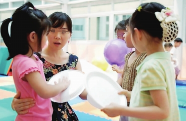 糖果的妈妈|孩子在幼儿园的表现更好,难道是“两面派”?许多家长不懂娃的心