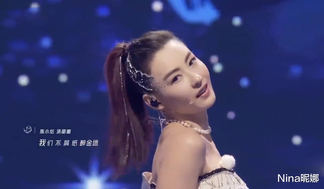 上阳赋|40岁张柏芝浪姐公演大放异彩，穿露肩装C位跳舞似众星捧月，谢霆锋真瞎了眼