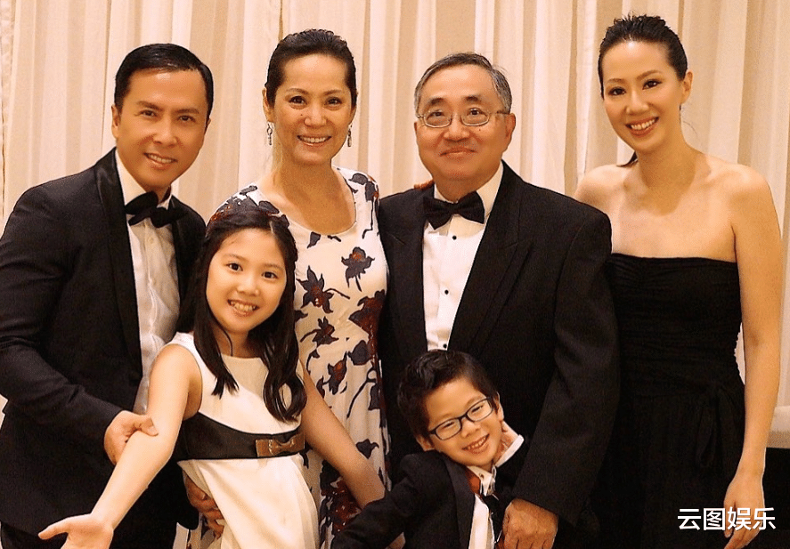 甄子丹|甄子丹大6岁岳母近照曝光，冻龄有术气质好，与俩女儿同框似姐妹