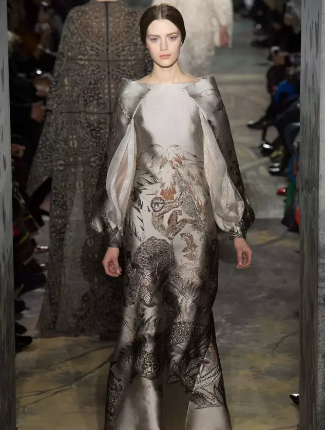 灵熙说珠宝 德国‘小仙女’艾瑟·希施，18岁开始走秀，有颜有腿