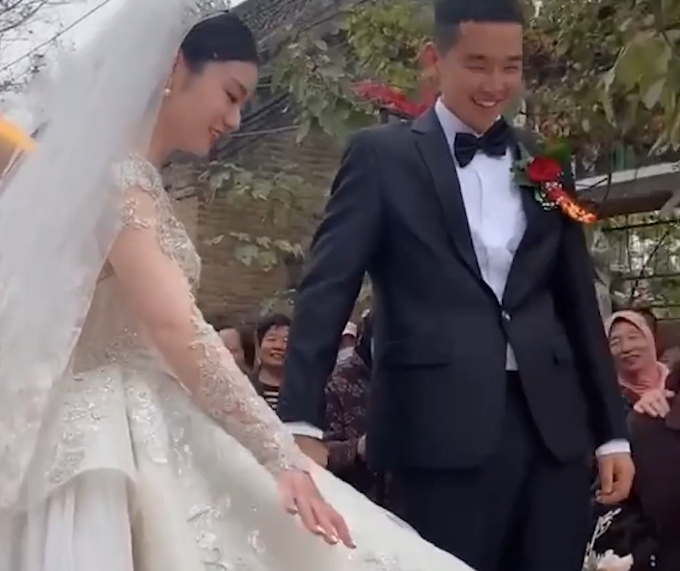 喜从天降!河南一婚礼现场女方陪嫁40万现金,新郎难掩兴奋笑弯腰