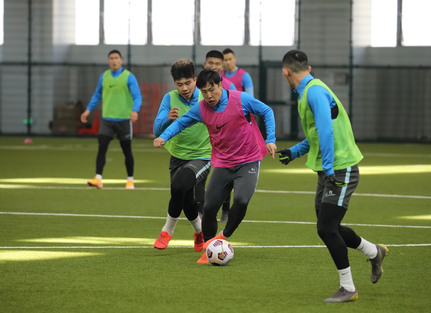 大连|2-1,大连人首胜辽宁队,本土双核进球,4将离队后巴西外援要走?