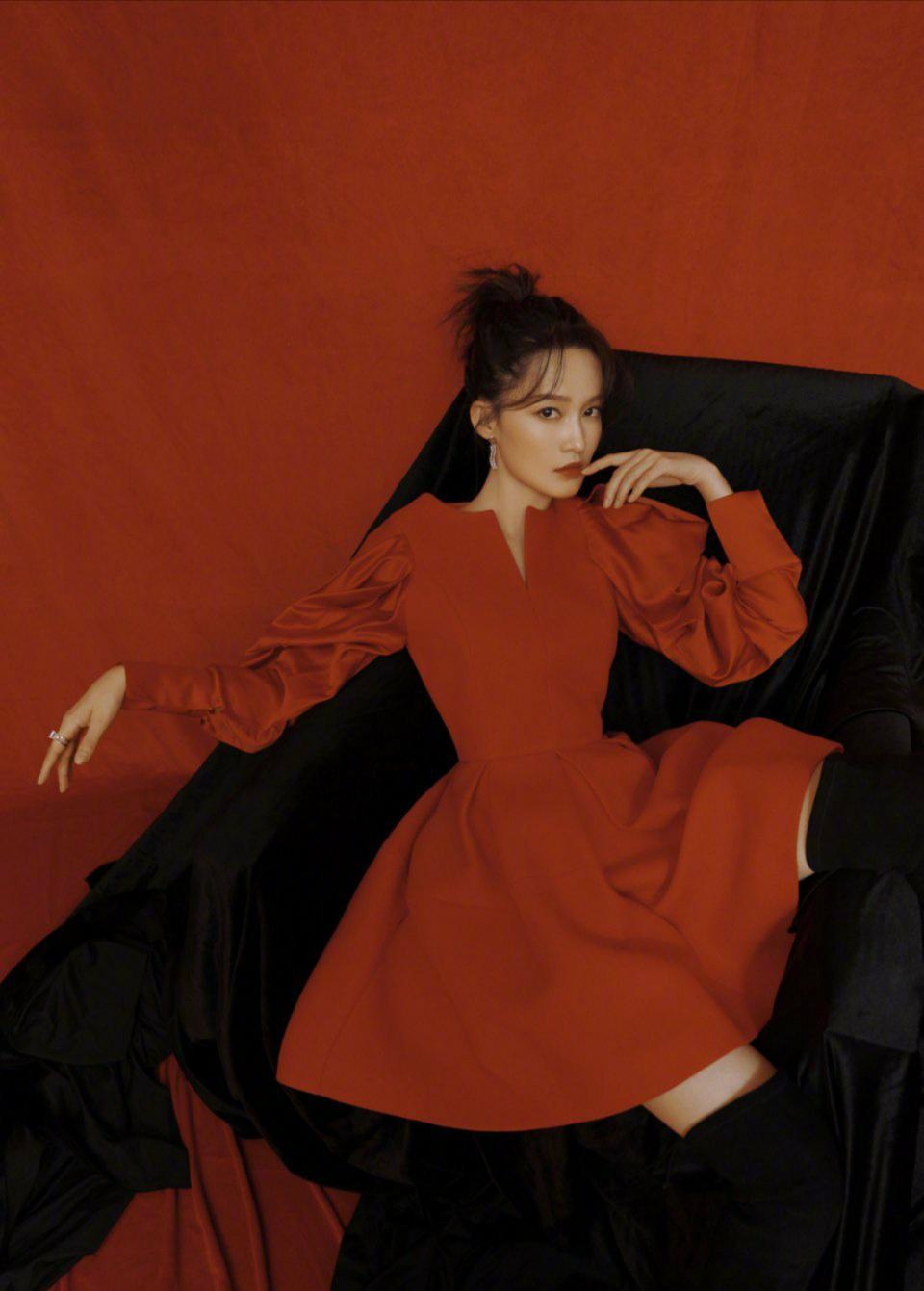 李沁|李沁真是仙女本仙,穿裸色轻盈网纱裙甜美又高级,微卷发更显精致