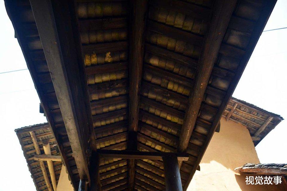 视觉故事 77岁奶奶住老屋60年不肯离开,亲戚常找不到“门”,看咋回事