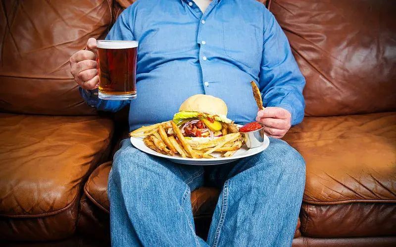饮食|越累还越胖？年轻人一定要警惕“过劳肥”
