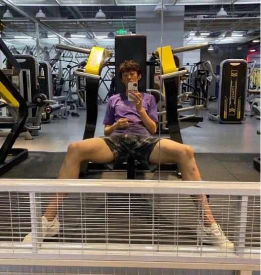 张国伟|摸高3.82米，参加商业活动被开除的张国伟为何不尝试打野球捞金？