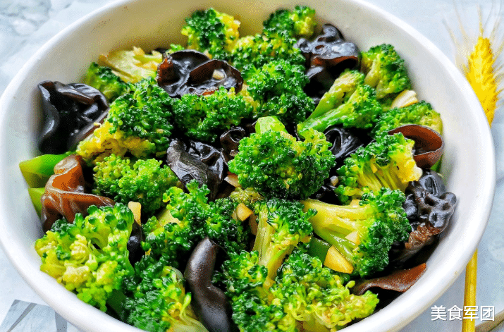 西兰花|夏天，吃它刮油甩赘肉，坚持1个月，水桶腰变成小细腰，人更美了