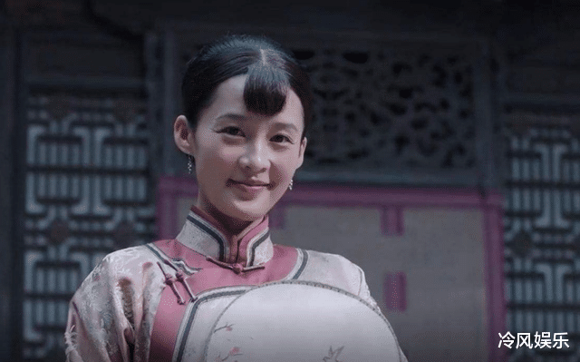 李沁|李沁穿方领长裙录综艺，下车时用手捂住领口引争议，网友：多此一举