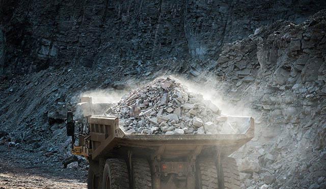 小超侃事|钻戒成结婚“必需品”？几万元的售价背后，是商人们的“骗局”？