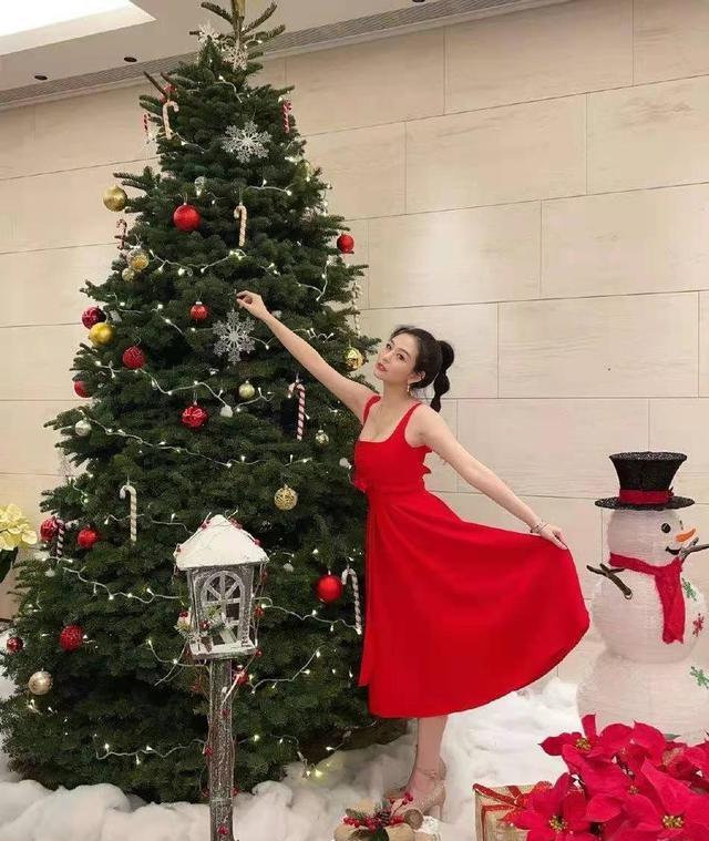 沈月|21岁沈月晒靓照，穿方领连衣裙尽显好身材，颜值不输妈妈邱淑贞