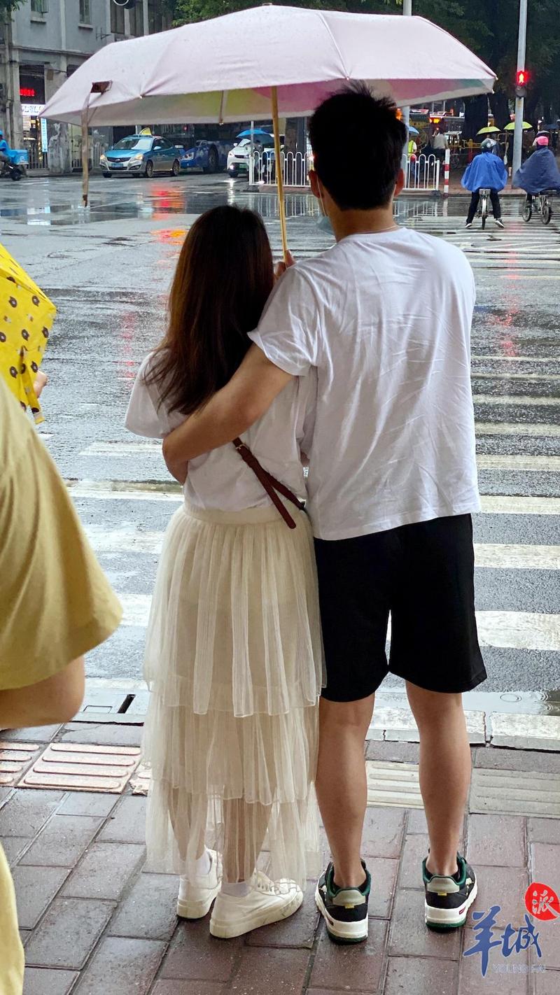 羊城派 ?立夏·街拍丨明亮如夏的笑容，是奖给广州的“小红花”