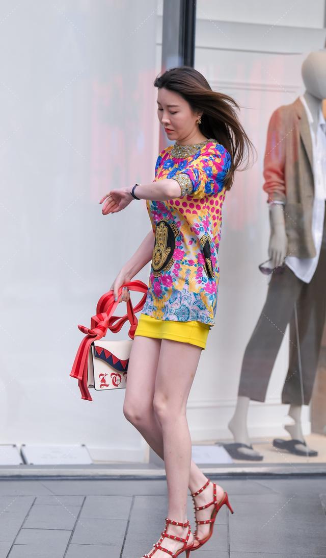言真说 夏天半身裙怎么搭配?试试包臀裙+细跟凉鞋,简约优雅又迷人