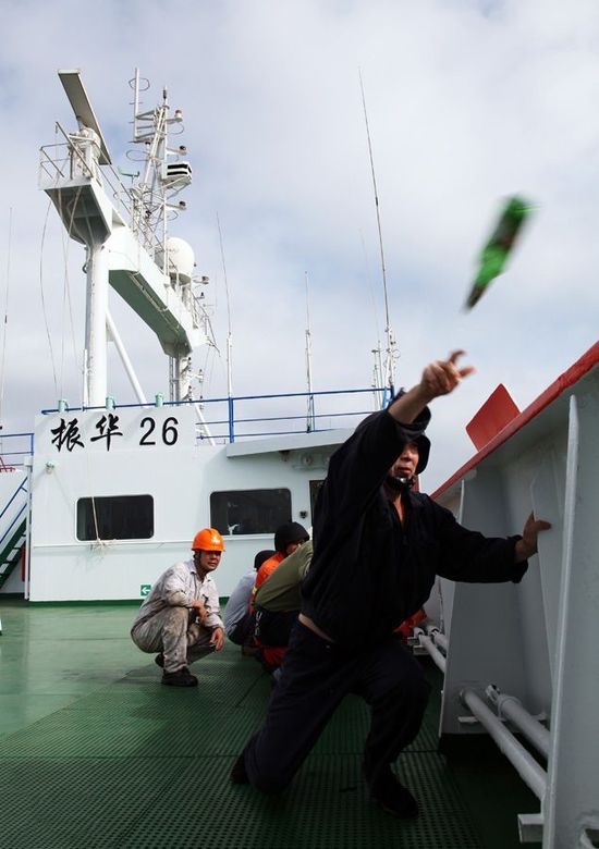 海盜瘋狂追擊中國貨船，32名船員炮竹狂轟反擊，一海盜被擊落海中溺斃-圖6