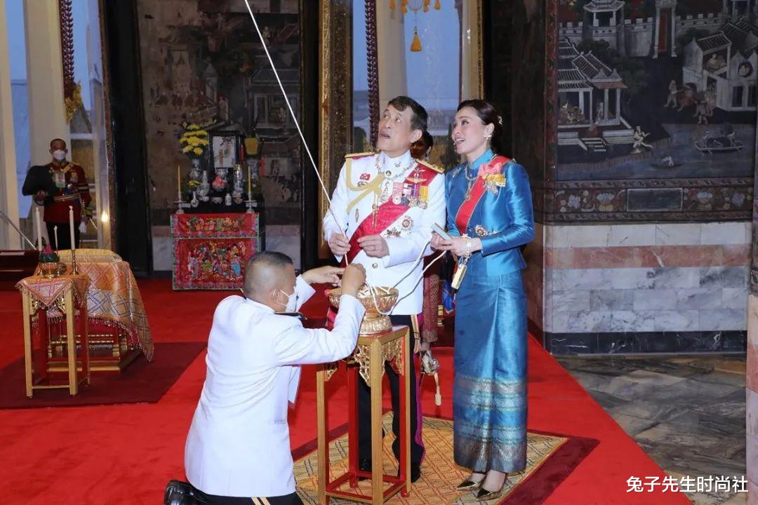 兔子先生时尚社 苏提达贵妇气质回归，轻摇纸扇与泰王甜蜜交谈，释怀了身旁的贵妃