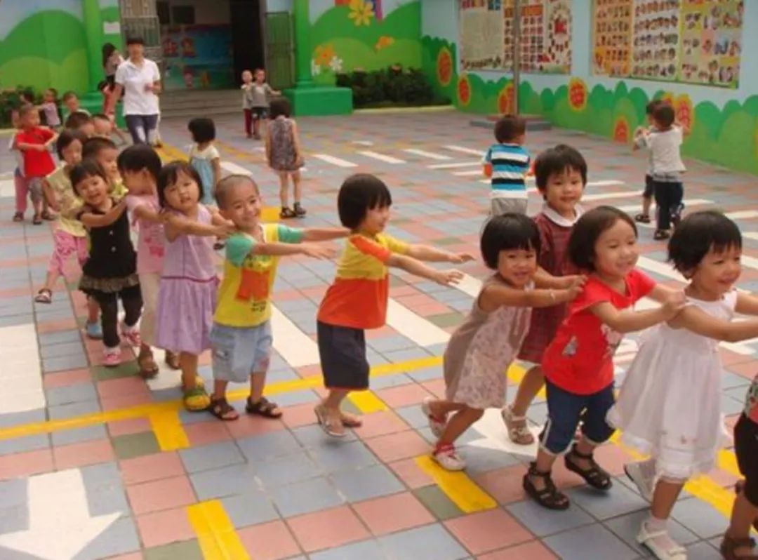 饭饭妈妈育儿|新型冷暴力正在幼儿园蔓延，娃受了委屈只能忍气吞声，你却未察觉