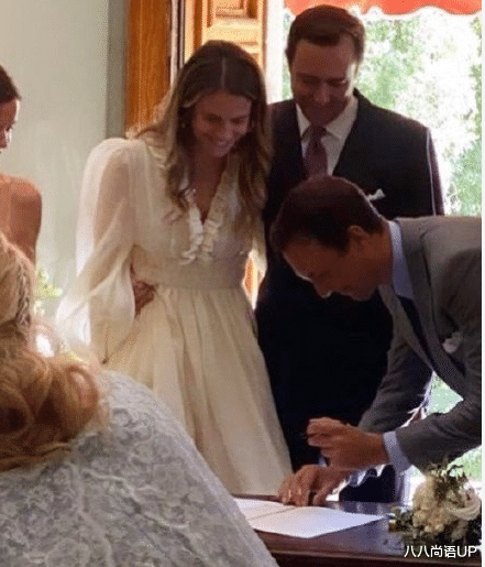 八八尚语UP|列支敦士登公主大婚，穿泡泡袖婚纱头戴皇冠真美，伯母才办完葬礼