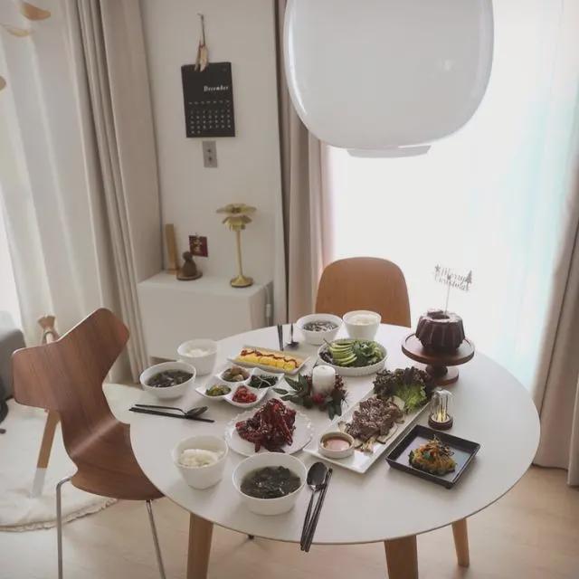 韩国超有爱一家三口,干净整洁的家居生活,看着非常舒服