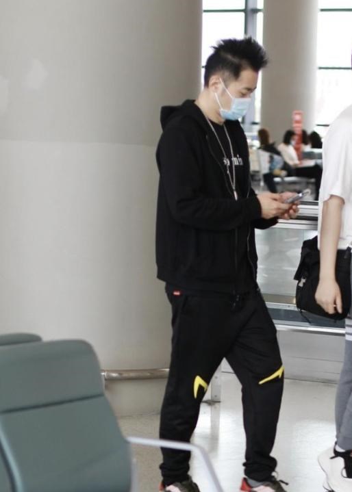 穿衣搭配|任泉穿搭朴素现身机场，穿运动装配清爽短发，48岁还像个小鲜肉