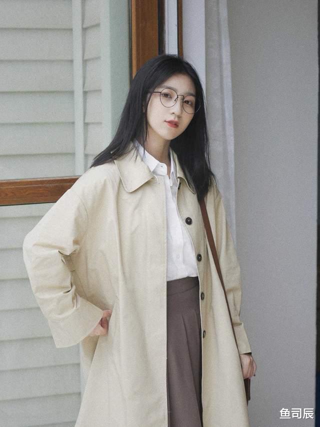 鱼司辰 秋冬流行的米色款式大衣,搭配上半身裙或阔腿裤,优雅又大方